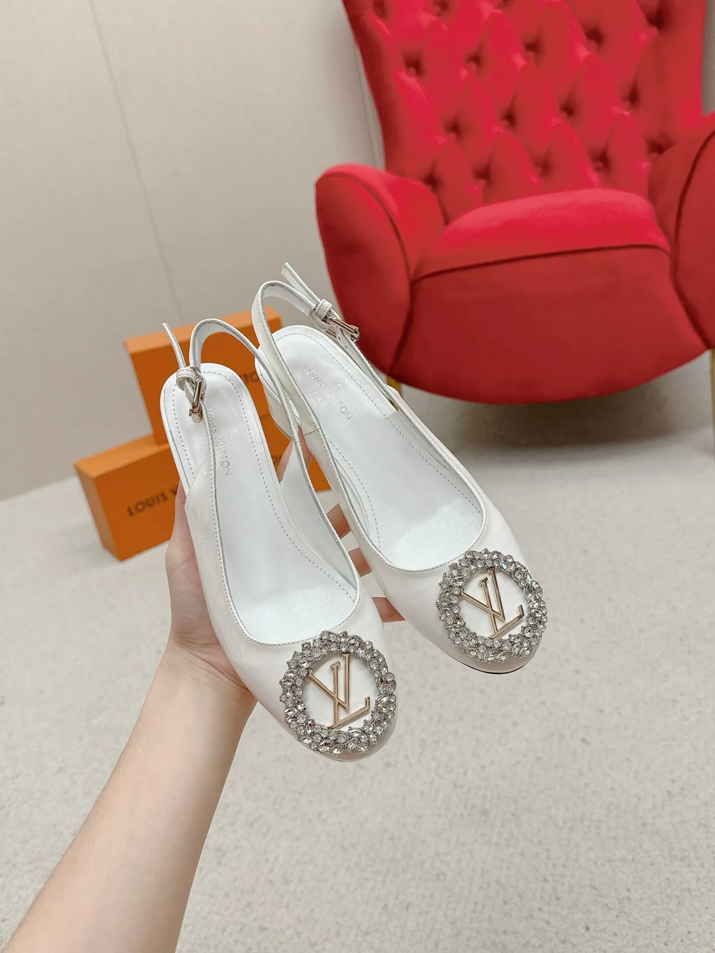 👟👟Ex-factory price 580👟👟 👑 Lv shoes This Urban Twist women's shoe is a stylish upgrade to the classic stiletto style. It is made of smooth calfskin upper with a bright silver metal toe and is engraved with the LV Circle logo, highlighting the Louis Vuitton brand characteristics. Detailed features: Calfskin material Lining: Imported full-grain sheepskin Foot pads: Imported full-grain sheepskin sole Italian genuine leather sole Heel height Two height sizes: 34-40 (34.40.41 customization is not returnable)
